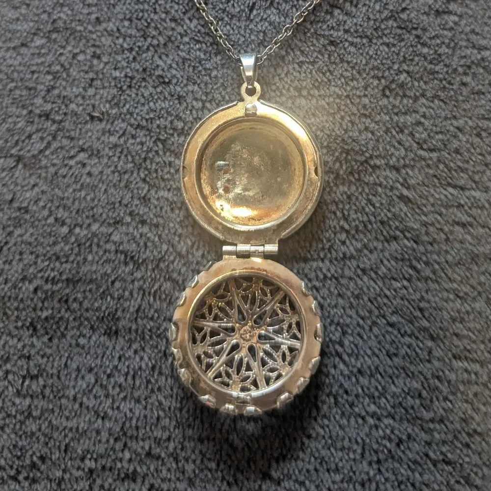 Silver-tone Essential Oil Fragrance Carrier Locket Pendant Necklace